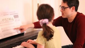 Marco Gonzalvo, profesor de la Escuela de musica en zaragoza, dando una clase