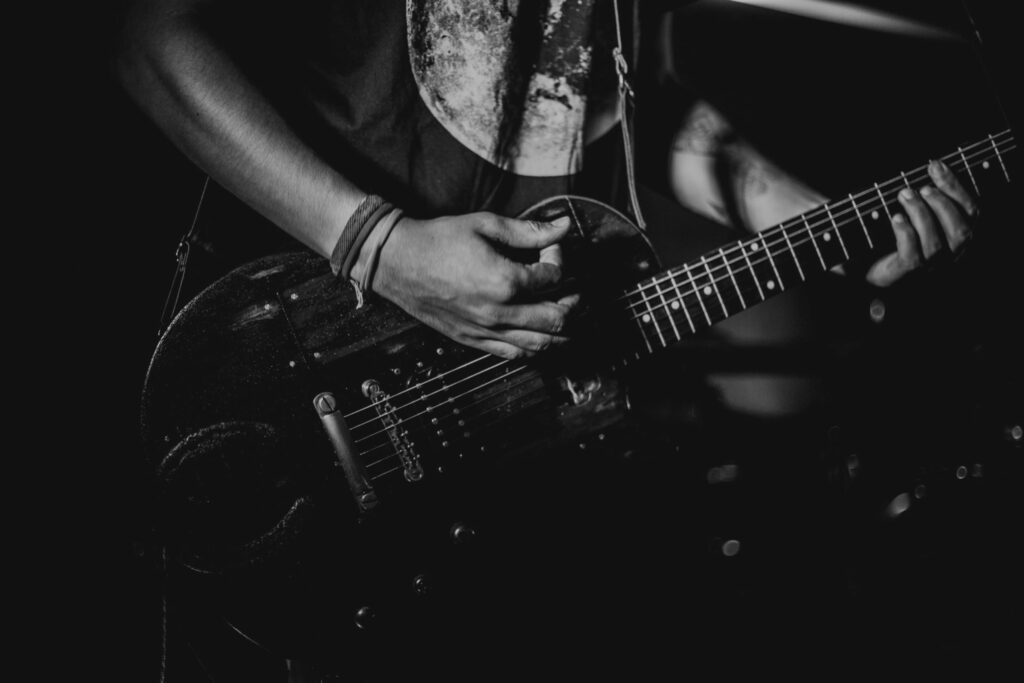 Profesor tocando la guitarra eléctrica