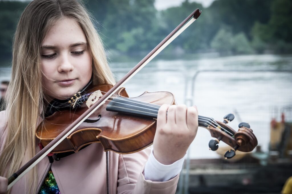 Una alumna en clase de violin