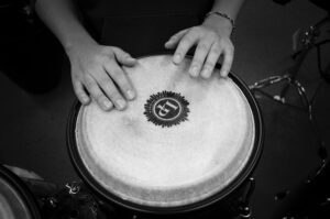 Clases de Percusión en Zaragoza - Teacher 3 Profesor de percusion tocando un djembe en Zaragoza Damvibes