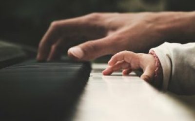 Adults and kids having keyboard lessons in Brussels