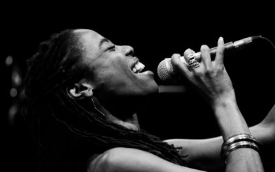 Black woman singing in a concert in Brussels