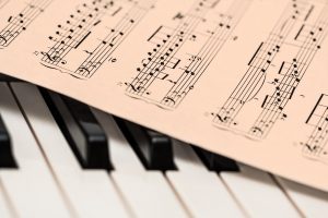Dibujo de un piano y una partitura Dibujo de un piano y una partitura