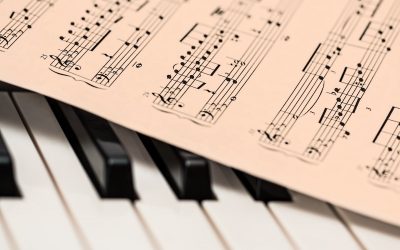 Dibujo de un piano y una partitura Dibujo de un piano y una partitura