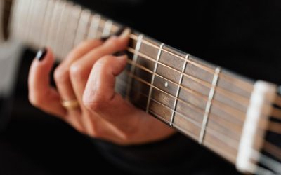 Foto de mãos e Guitarra - Escola de Música Lisboa Damvibes