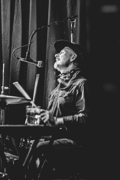 Foto de um professor de bateria em Damvibes Lisboa Foto de um professor de bateria em Damvibes Lisboa