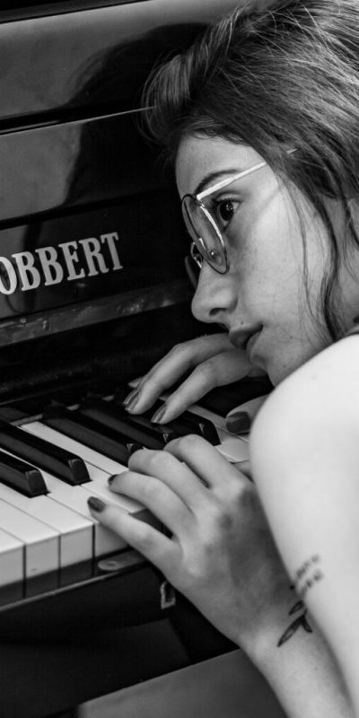 Foto de uma aluna de piano em Porto