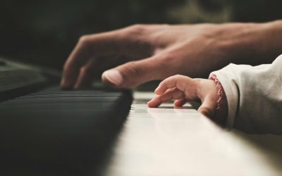Imagem de duas mãos encima do piano