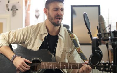 Imagem de um homem tocando guitarra Imagem de um homem tocando guitarra