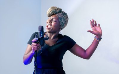 Imagem de uma mulher cantando com microfone
