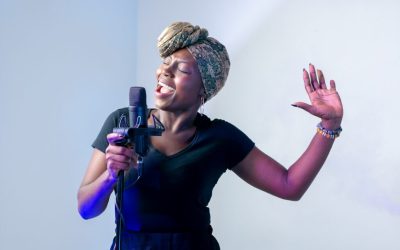 Imagem de uma mulher cantando com microfone Imagem de uma mulher cantando com microfone
