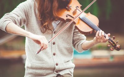 Imagem de uma mulher tocando violino
